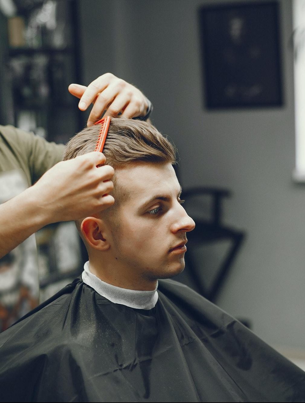 En man blir klippt av en frisör i Halmstad
